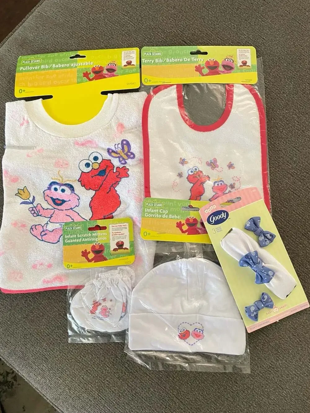 Plaza Sesamo Sesame Street Baby 7 piece Set Elmo and Zoe Bibs
